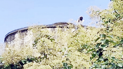 Husband climbed on the water tank in paliakalan