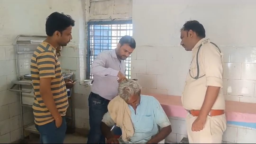 Tiger Attack: Tiger attacked an old man who had gone to graze cattle, when he raised noise the tiger ran away