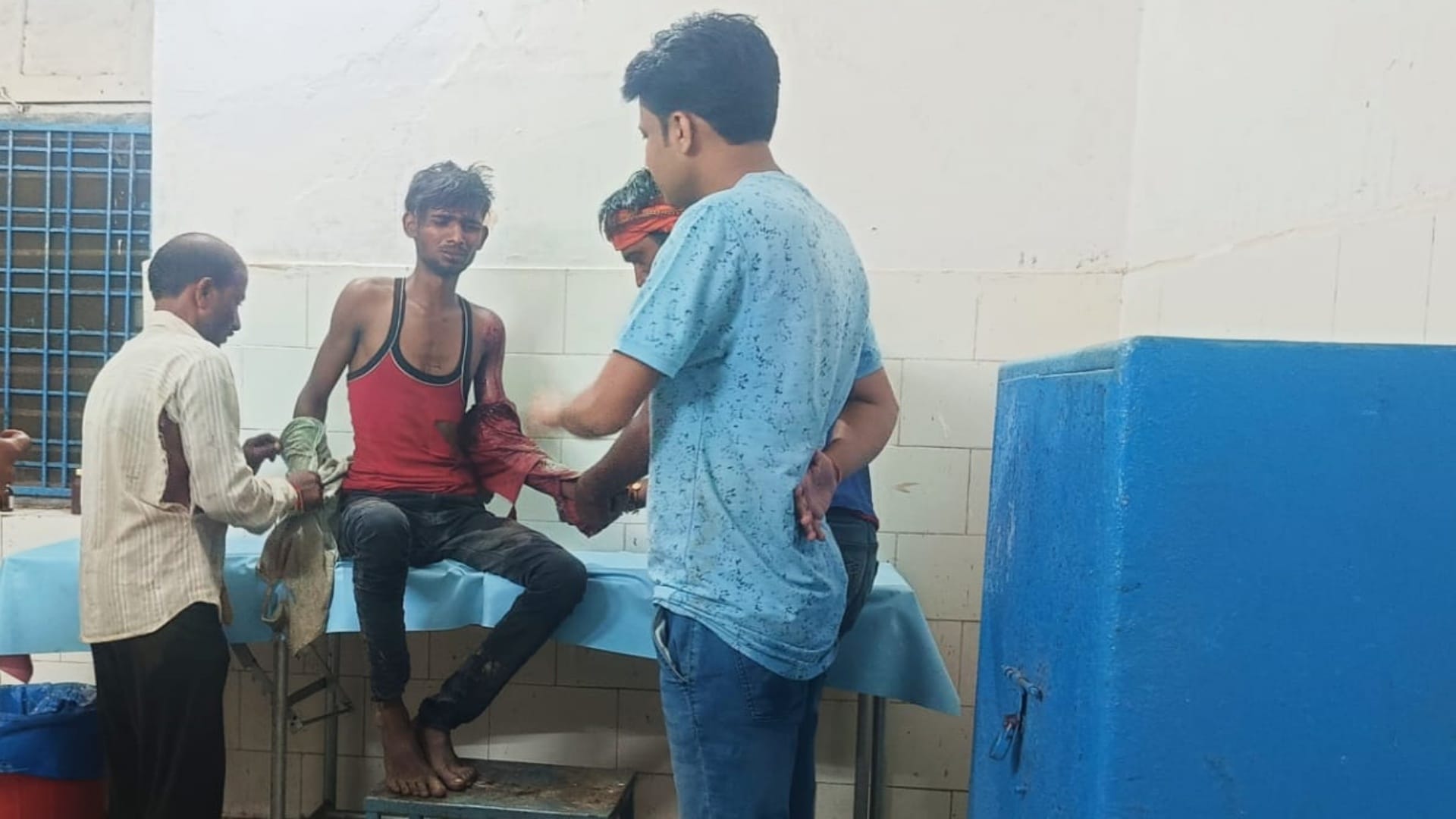 घायल चरवाहे का इलाज जारी