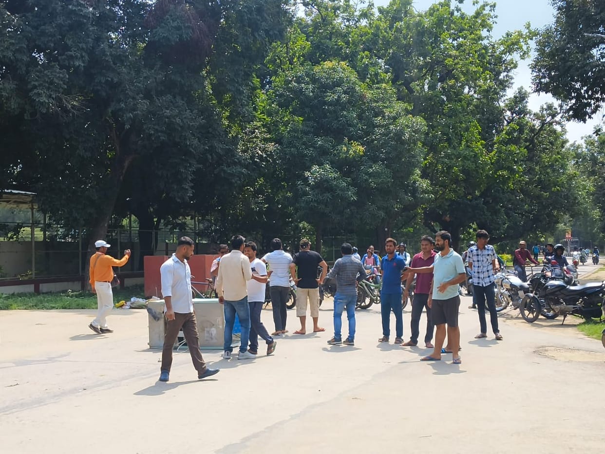 bhu hostel students created ruckus and demonstrated by blocking road after rat found in water cooler