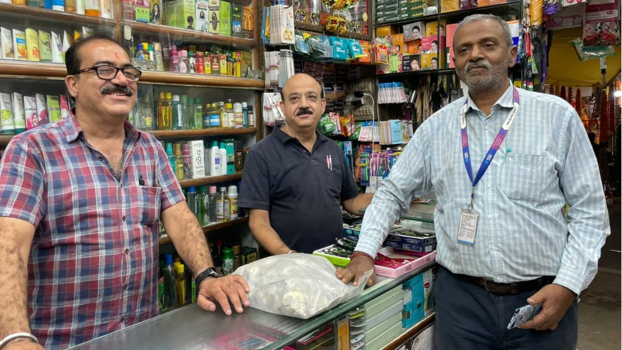 Damoh News: One and two rupee coins are not circulating in the market, State Bank handed over coins to traders