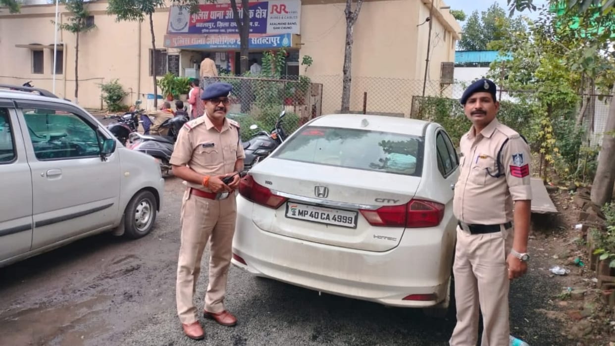 Bhopal Crime news: Stuntman caught by police was performing stunts while standing on the car.