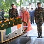 मुठभेड़ में वीरगति को प्राप्त हुए जवान प्रदीप को श्रद्धांजलि देते उपराज्यपाल