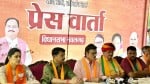 प्रेसवार्ता करते राजेंद्र राठौर व अन्य।