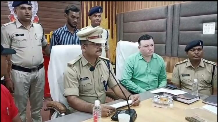 देशी पिस्टल के साथ आरोपी गिरफ्तार: पेशेवर अपराधी को पुलिस ने कोर्ट में किया पेश, पहले भी जा चुका है जेल
