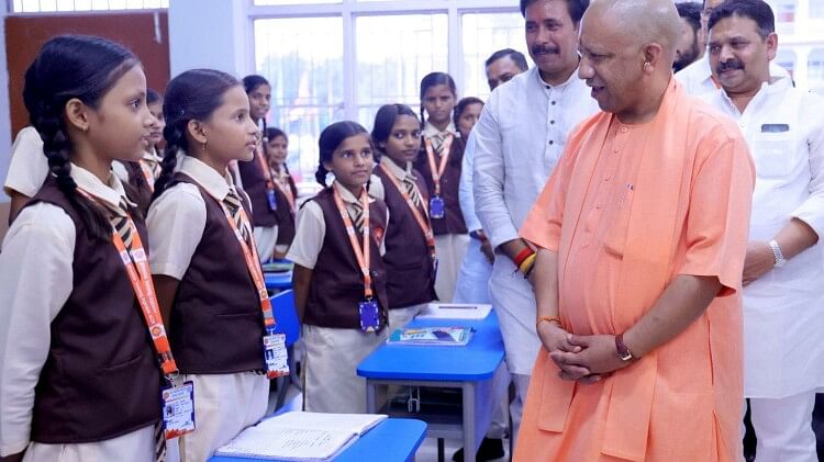 Chief Minister Yogi Adityanath asked the children of Atal Vidyalaya - 'Don't you miss your parents