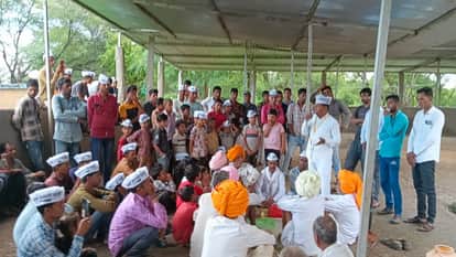 Agar-Malwa AAP leaders reaching out to villagers with Kejriwal guarantee card