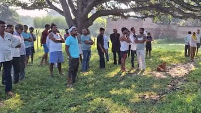 A man's dead body found hanging in a garden in Amethi.