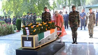 मुठभेड़ में वीरगति को प्राप्त हुए जवान प्रदीप को श्रद्धांजलि देते उपराज्यपाल