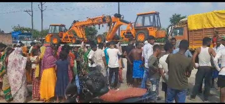 Road Accident: Girl dies after being hit by Bolero in Patna, people create ruckus on the road in protest