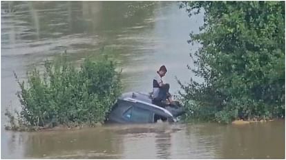 Odisha: Two men rescued after their car got stuck on a flooded road