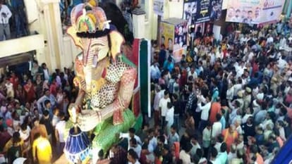 चंदौसी में गणेश चौथ मेला: भगवान गजानन के जयकारों से गूंज उठी नगरी, रथ यात्रा में शामिल हुए सवा लाख श्रद्धालु Chandausi Ganesh Chauth: city echoed praises of Lord Gajanan, 1.25 lakh devotees participated Rath Yatra