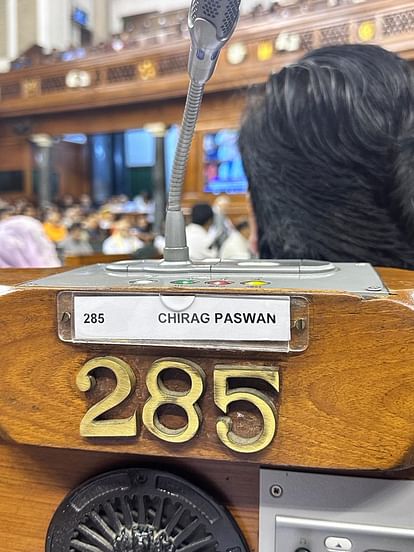 यादगार पल: सांसदों ने मोबाइल में कैद की पुरानी संसद की यादें, सेल्फी और ग्रुप फोटो ले कर ऐसे बिताया आखिरी दिन Memorable moments: MPs captured the memories of the old Parliament in their mobile by taking selfies
