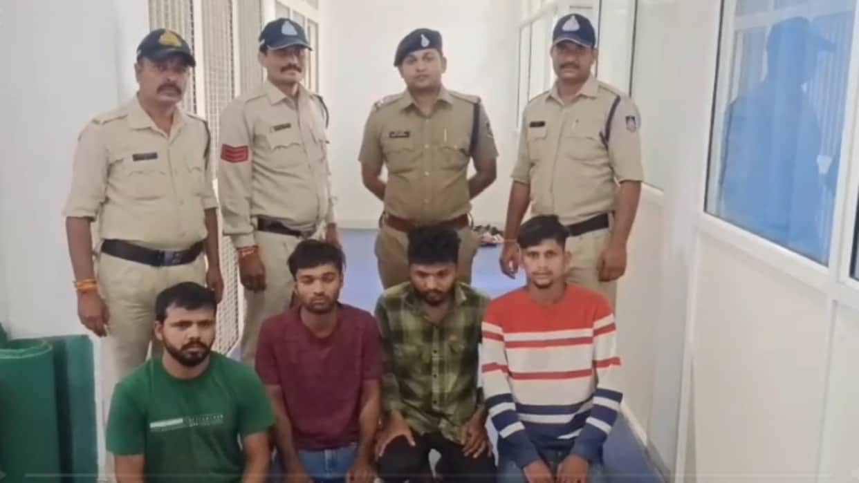 Dhar News Police caught illegal liquor going to Gujarat smuggling in sleeper bus