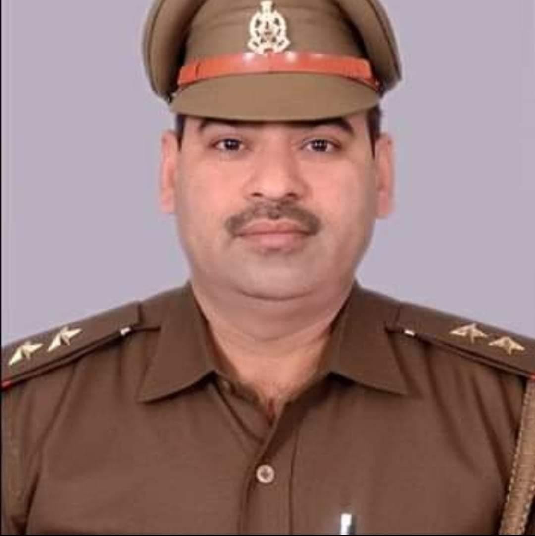 Outpost in-charge took bribe in filmy style: kept bribe money under the pillow, then was caught counting it.
