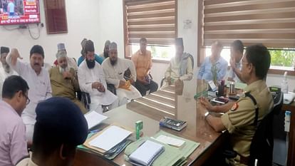 SP held meeting with religious leaders regarding procession-e-Mohammadi in Firozabad