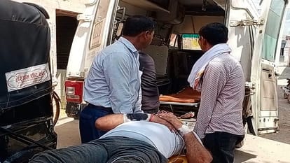 Bike collides with divider, driver dies