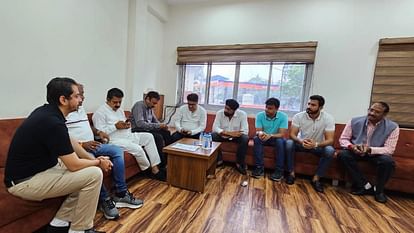 MP: उद्योगपतियों के लिए सड़क नहीं बनवा पा रही सरकार, सांसद से नाराजगी जाहिर करने पहुंचा इंडस्ट्रियल एसोसिएशन Industrial Association nemawar road indore