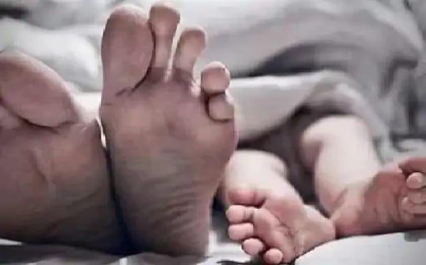 Delivery was done in the absence of a gynecologist, umbilical cord was not tied, death of mother and child