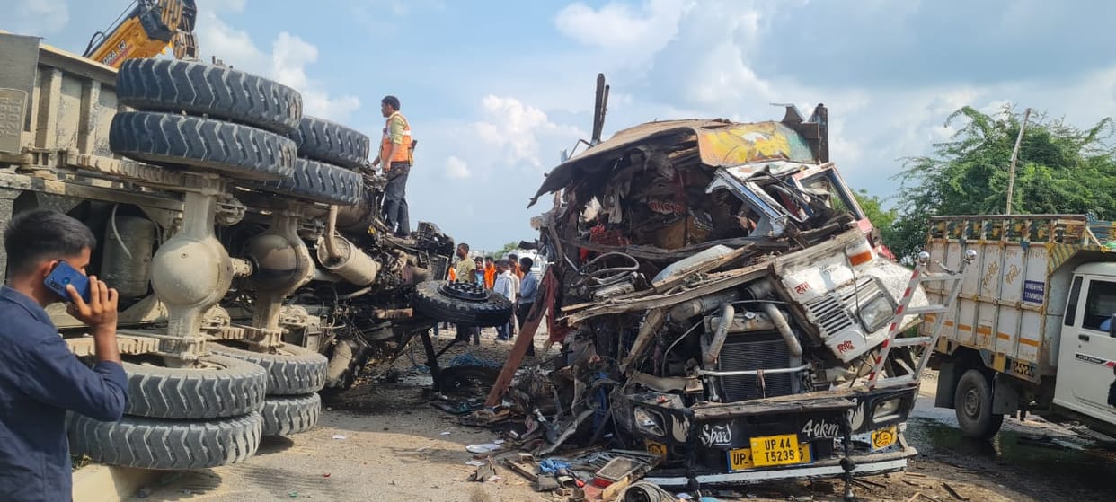 Horrific road accident in Hardoi, Heavy collision between truck and dumper, both drivers dead and one seriousl
