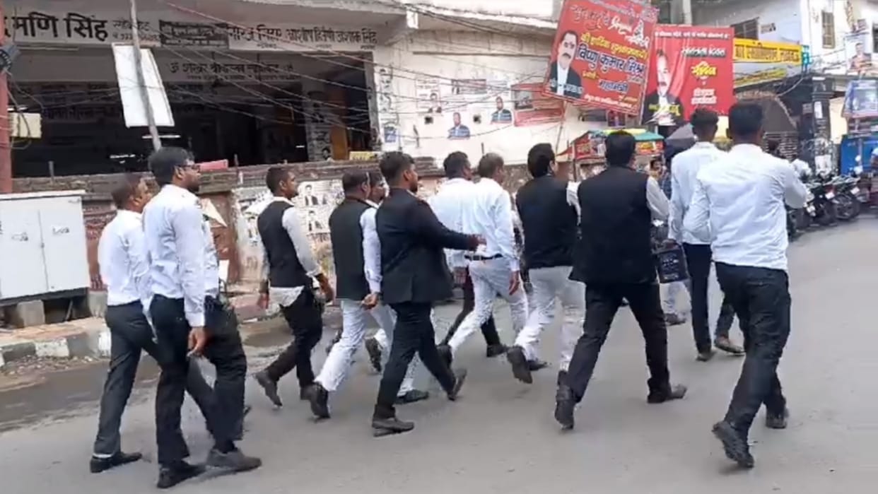 Lawyers protest on Swasthya Bhawan Chauraha in Lucknow.