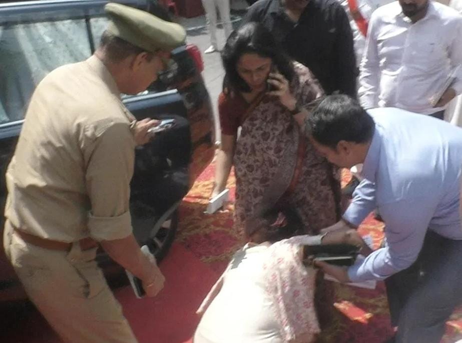 Sitapur News: City president of BJP Mahila Morcha fell at the feet of the commissioner