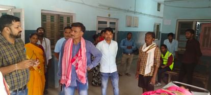 Accident in Sonbhadra: Scooty-riding mother and daughter going on duty were crushed by a pickup, painful death