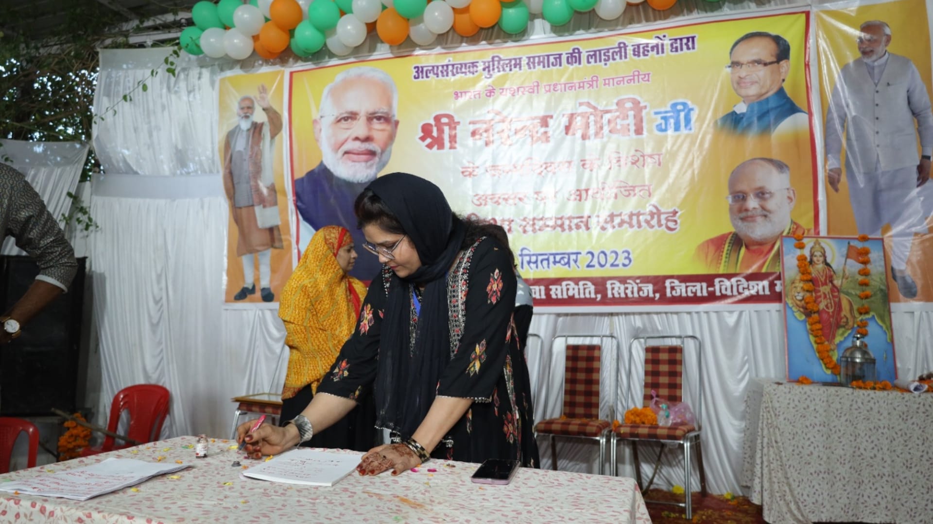 मुस्लिम महिलाओं ने मनाया पीएम मोदी का जन्मदिन