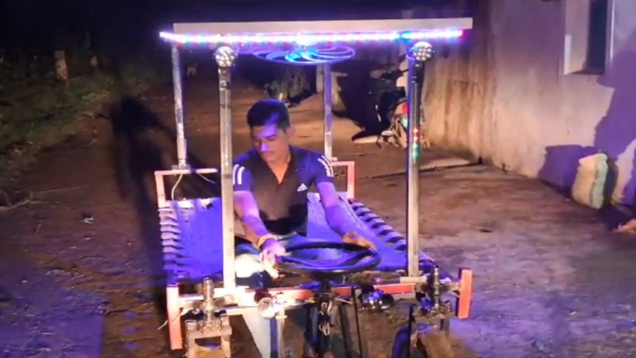 MP News Ashoknagar district boy pawan ojha made solar powered car khatiya
