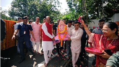 Ganesh Chaturthi 2023: शिव-साधना घर लाए गणेश, गृहमंत्री नरोत्तम ने बप्पा को सिर पर बैठाकर कराया गृहप्रवेश Ganesh Chaturthi 2023: Lord Ganesha sits in the house of CM Shivraj, Home Minister Narottam Mishra.