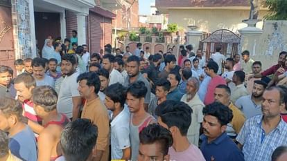 शाहजहांपुर में प्रोफेसर की हत्या: बदमाशों ने घर में घुसकर की वारदात, परिवार के नौ लोग घायल; लोगों में आक्रोश robbers entered the house and killed the teacher in shahjahanpur