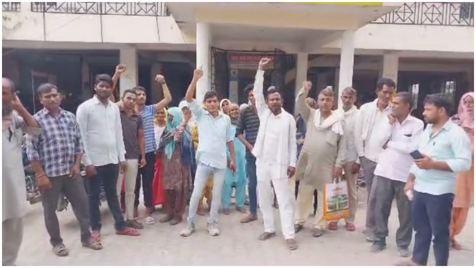 Slogans raised against Gehlot government and minister Tikaram Julie for not getting free mobile