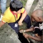 माउंट फोर्ड स्कूल के बाहर नाले के टूटे पत्थरों के बीच फंसा बच्चे का पैर