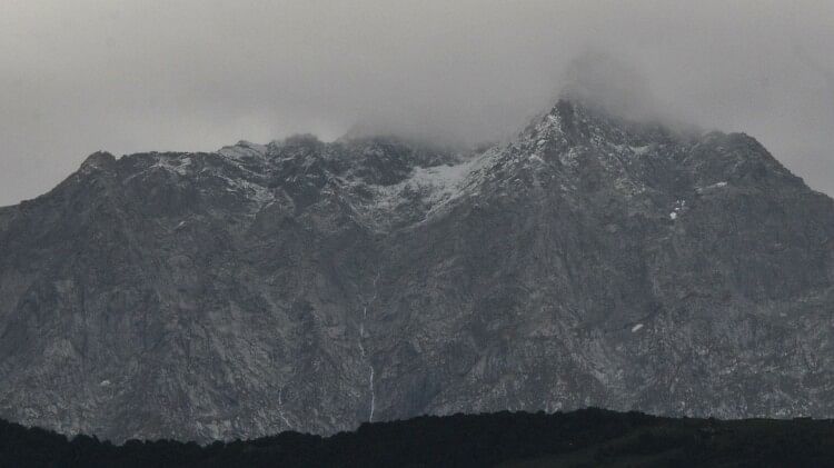 धौलाधार पर्वत शृंखला पर गिरी बर्फ।
