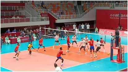 Asian Games: भारतीय वॉलीबाल टीम ने तीन बार के विजेता कोरिया को कड़े मुकाबले में हराया, नॉकआउट में बनाई जगह Asian Games 2023: Indian volleyball team defeated three-time winner Korea in tough match, made it to knockouts