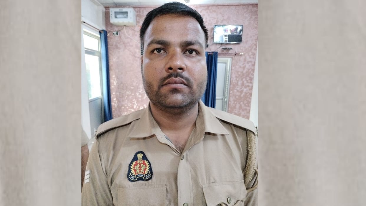 Police arrested fake police sipahi in barabanki.