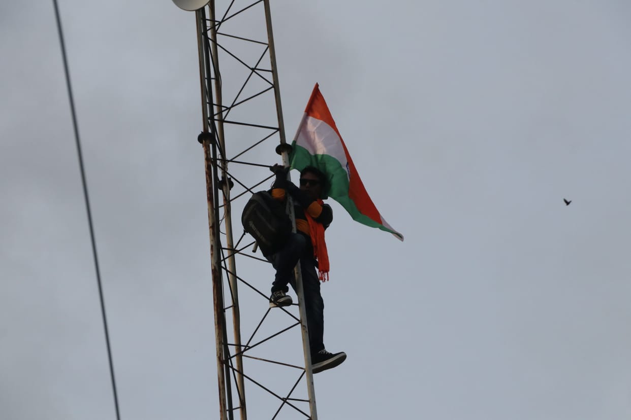 Bhopal: A young man climbed the tower carrying the tricolor, demanding action against these Bollywood actors