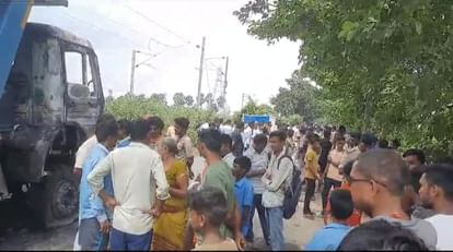 Bihar News : कॉलेज जा रही छात्रा को ट्रक ने कुचला, मौत के विरोध में लोगों ने पटना-गया रोड पर किया बवाल College-going student dies after being hit by truck ; In protest, people created ruckus on Patna-Punpun road