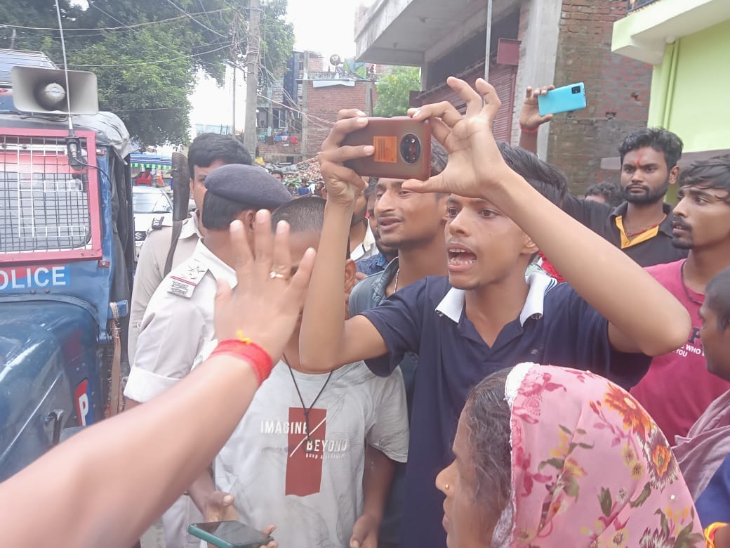Bihar Police: Attack on police team in Darbhanga; People were playing DJ high volume, villagers pelted stones