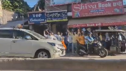 Ramcharit Manas Controversy: सीतामढ़ी में भाजयुमो ने शिक्षा मंत्री को दिखाए काले झंडे; दो कार्यकर्ता गिरफ्तार BJYM showed black flags to Education Minister Prof. Chandrashekhar in Sitamarhi; Two workers arrested