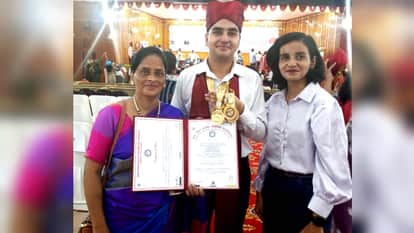 बीटेक सिविल टॉपर संदीप को कुलाधिपति समेत छह मेडल मिला।