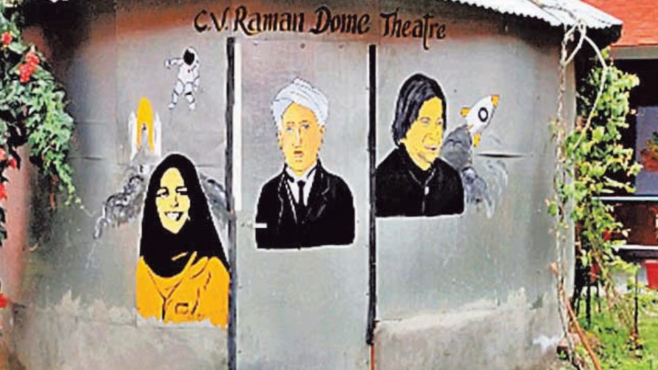 Teacher of Government High School Maloya Colony chandigarh builds dome theater despite lack of funds