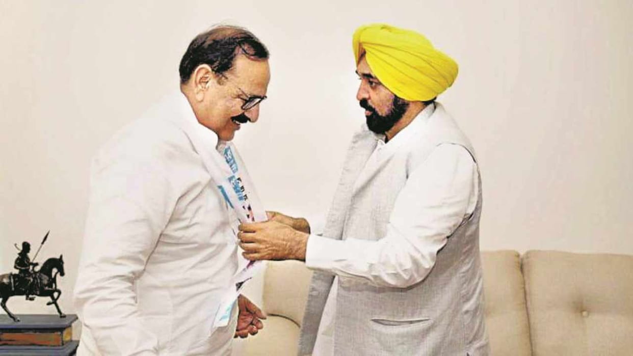 Former BJP MLA Arun Narang joins Aam Aadmi Party