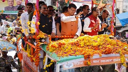 CM Pushkar Singh Dhami welcomed with bulldozer and shower of flowers in Madhya Pradesh