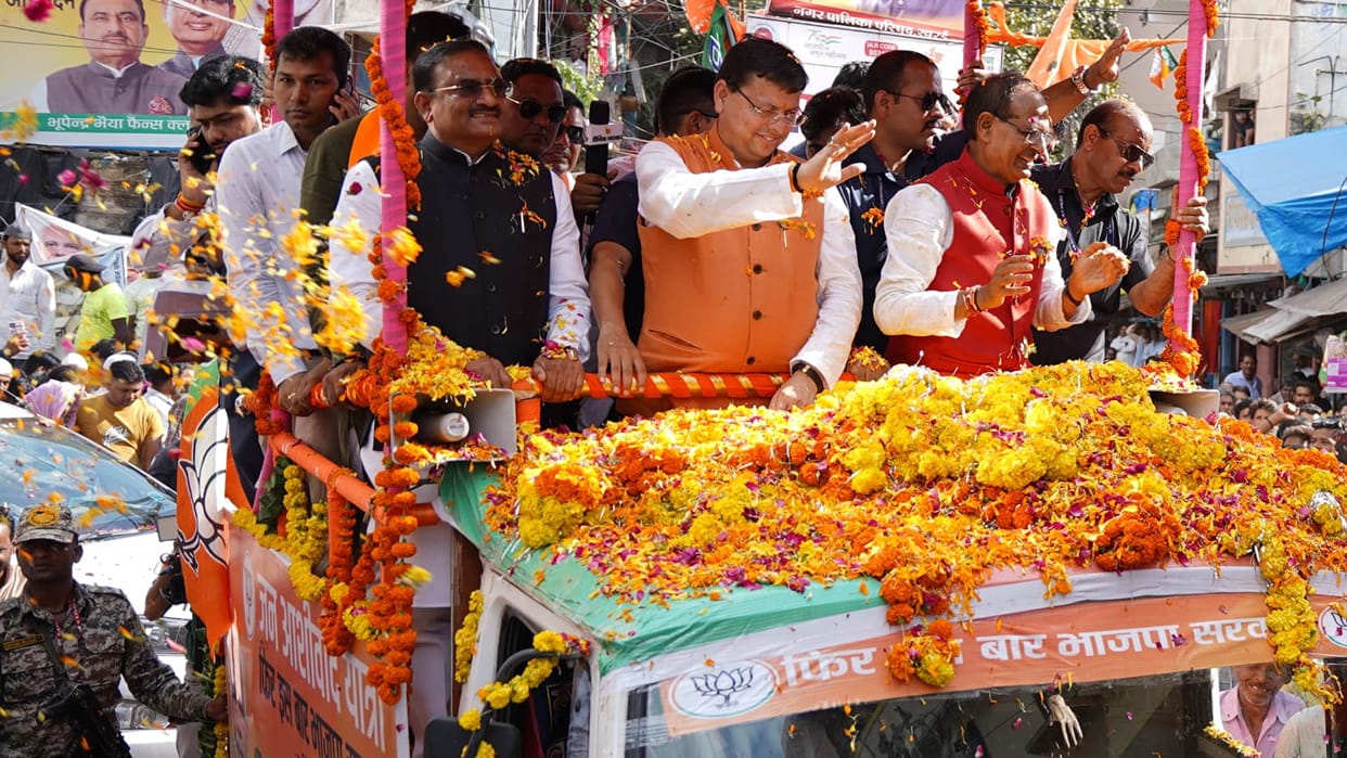 CM Pushkar Singh Dhami welcomed with bulldozer and shower of flowers in Madhya Pradesh