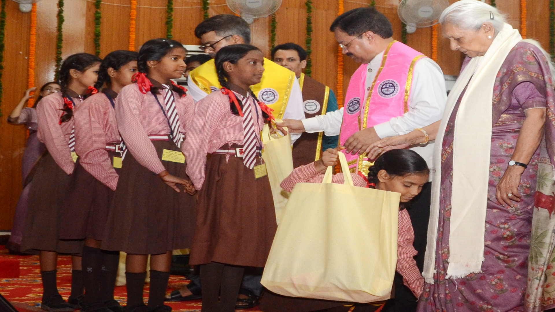 MMMUT Promising students rejoiced after getting medals from Governor 22 toppers got gold medals