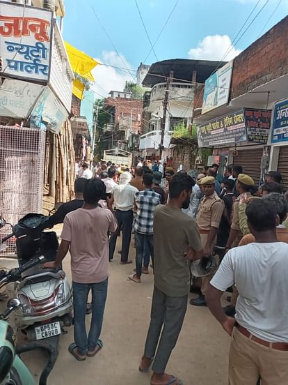 आजमगढ़ में गोलीकांड: ग्राहकों को लेकर दो पक्षों में चल रहा था विवाद, घर में घुसकर पिता-पुत्र पर फायरिंग, मौत There was a dispute going on between two parties regarding customers, they entered the house and opened fire