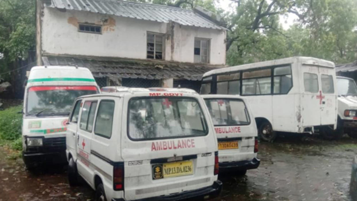 Ujjain News: Ambulances are becoming junk in District Hospital and Charak Hospital