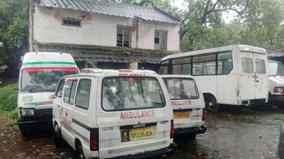 Ujjain News: जिला अस्पताल और चरक हॉस्पिटल में कबाड़ हो रही एंबुलेंस, नीलामी न होने से खराब हो रहे पार्ट्स Ujjain News: Ambulances are becoming junk in District Hospital and Charak Hospital