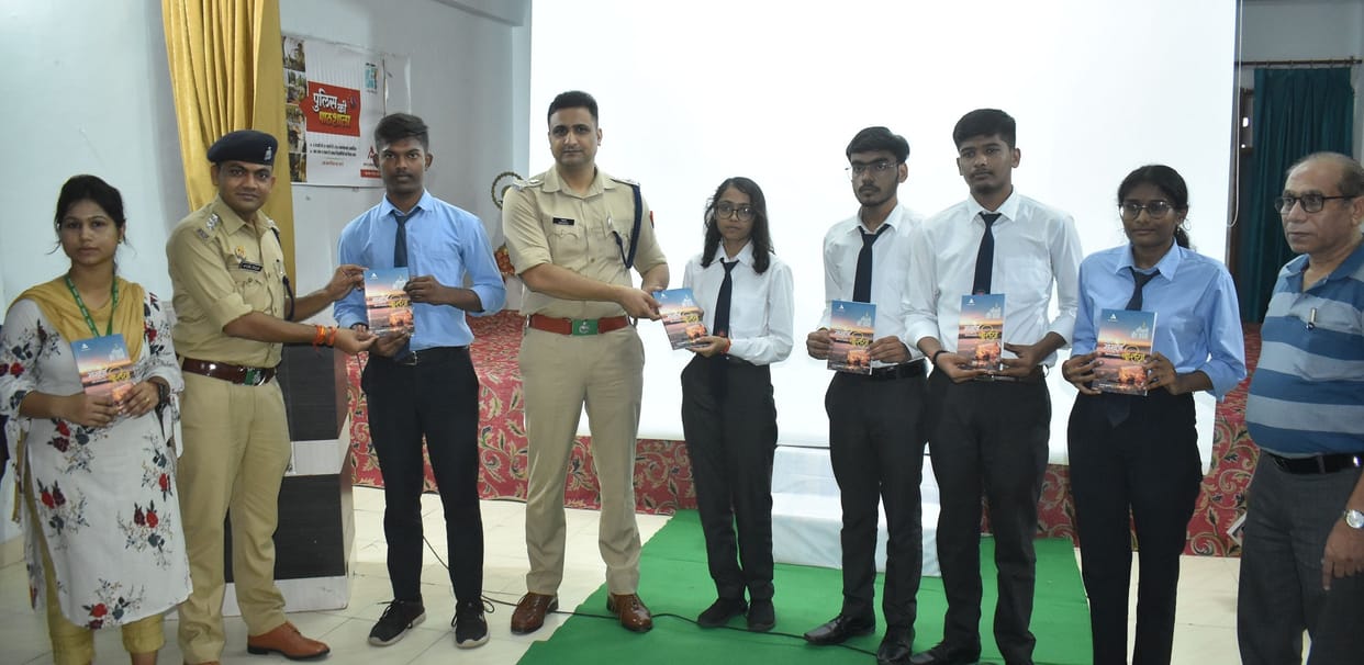 Police school in Unnao, CO City said use phone carefully, friendship on social media should also be done thoug